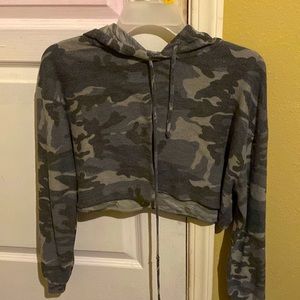 Camo cropped hoodie